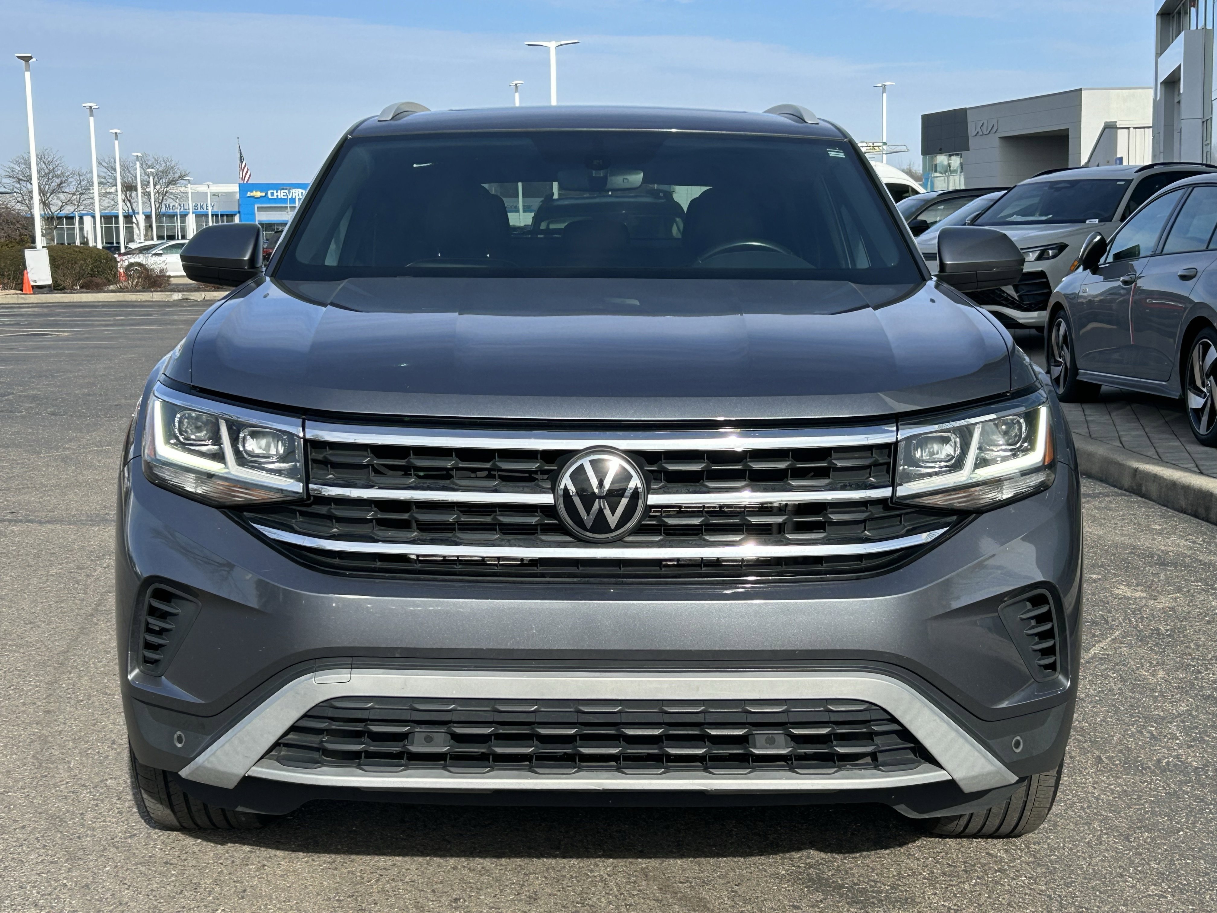 Used 2020 Volkswagen Atlas Cross Sport SE w/ Panoramic Sunroof Package AWD/4WD image 2
