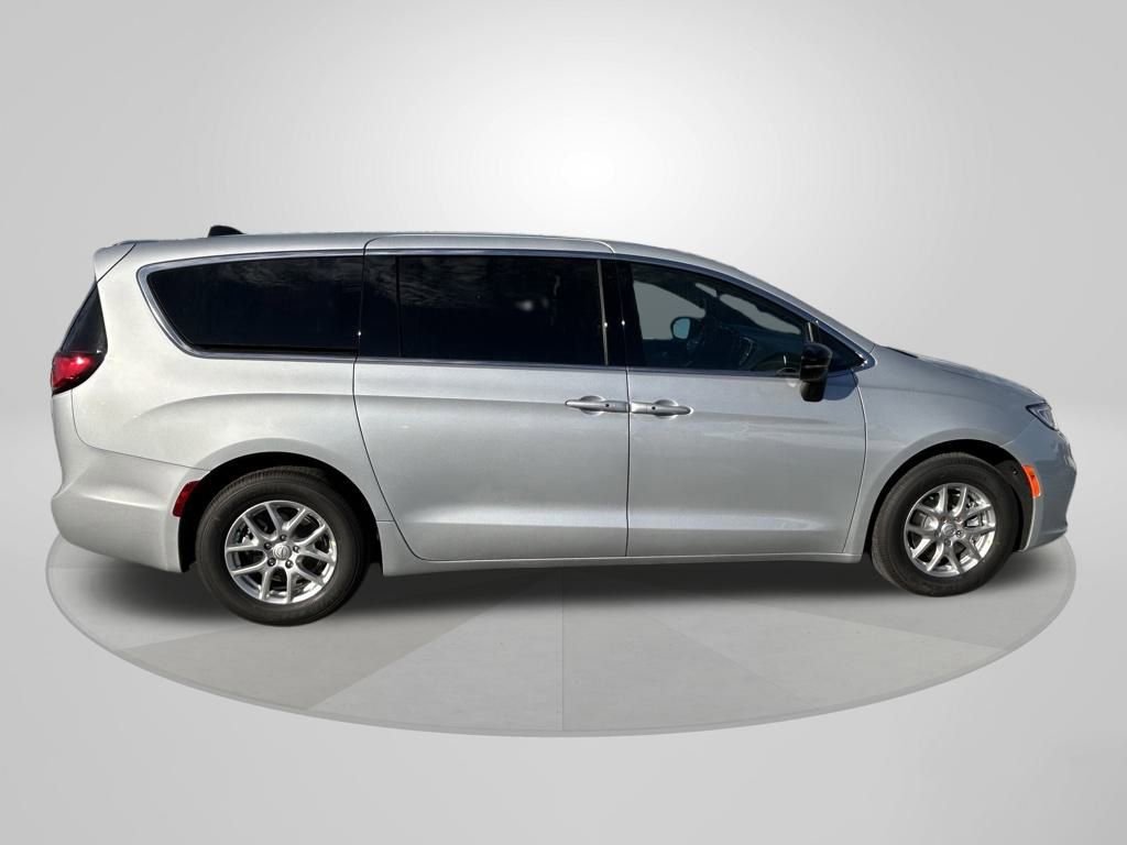 New 2026 Chrysler Pacifica Select image 8