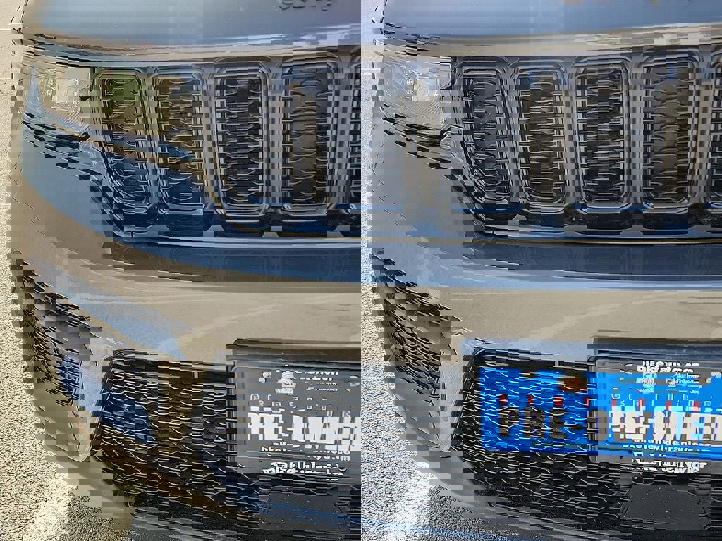 Used 2025 Jeep Grand Cherokee Altitude AWD/4WD image 8