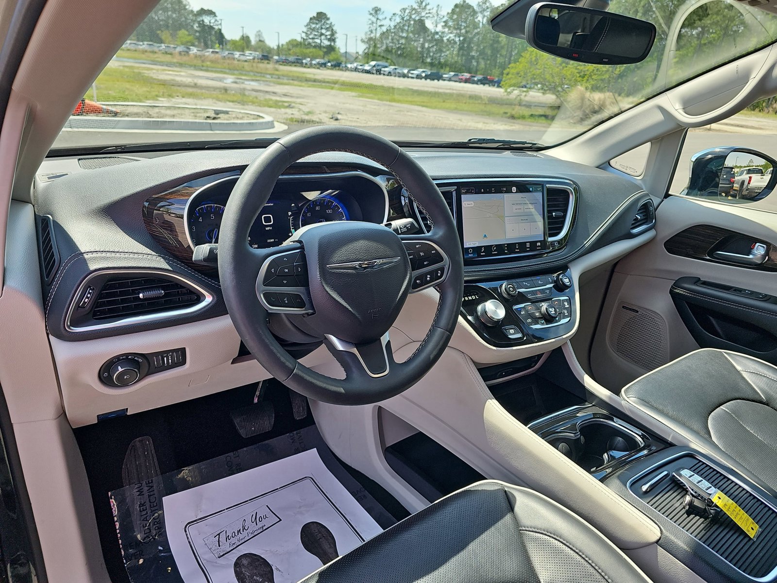Used 2023 Chrysler Pacifica Limited w/ Uconnect Theater Family Group image 18