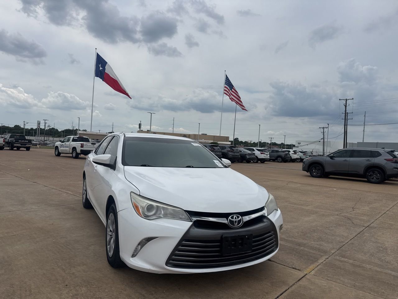 Used 2017 Toyota Camry SE FWD image 3