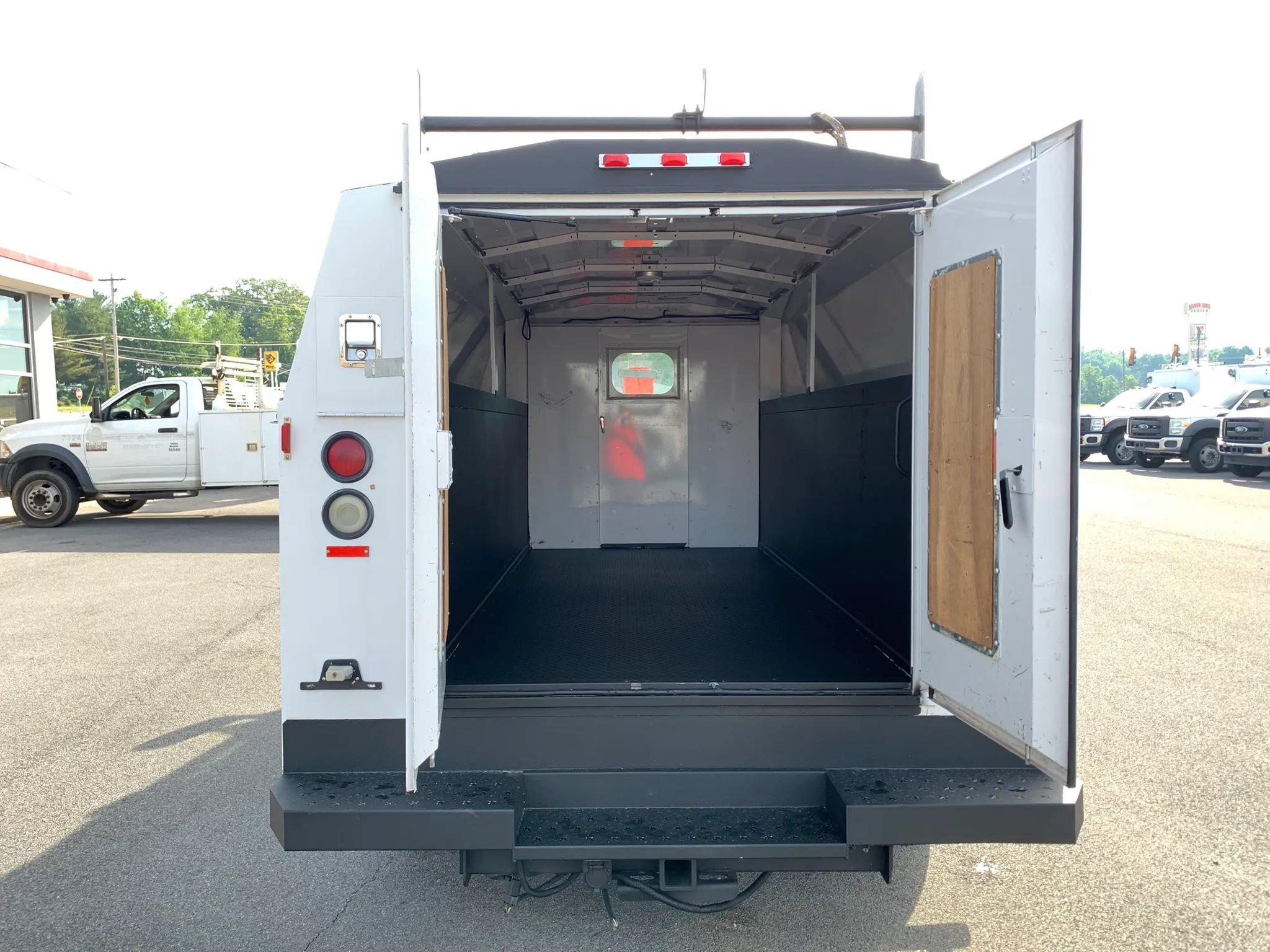 Used 2006 Ford E-350 and Econoline 350 Super Duty RWD image 28