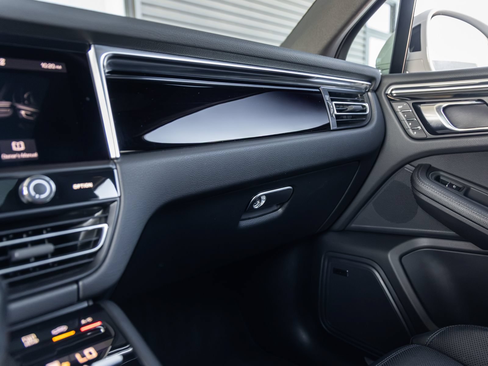 Certified 2024 Porsche Macan S AWD/4WD image 33
