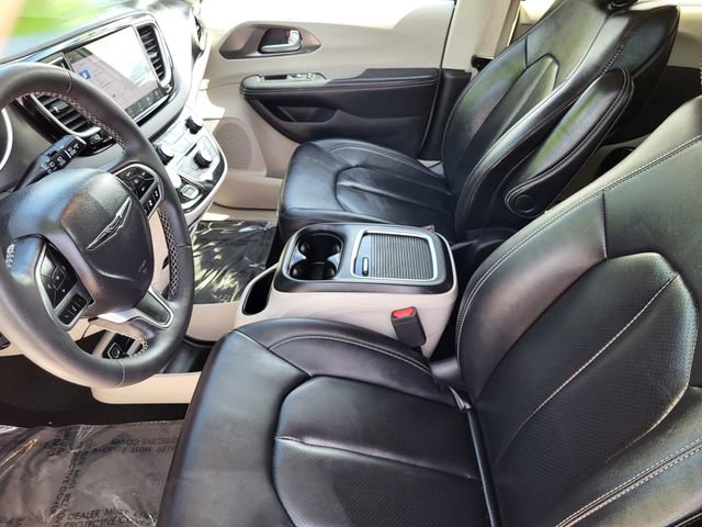 Used 2024 Chrysler Pacifica Touring-L image 18