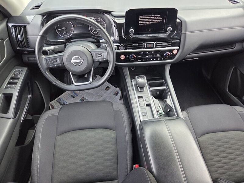 Used 2024 Nissan Pathfinder SV FWD image 9