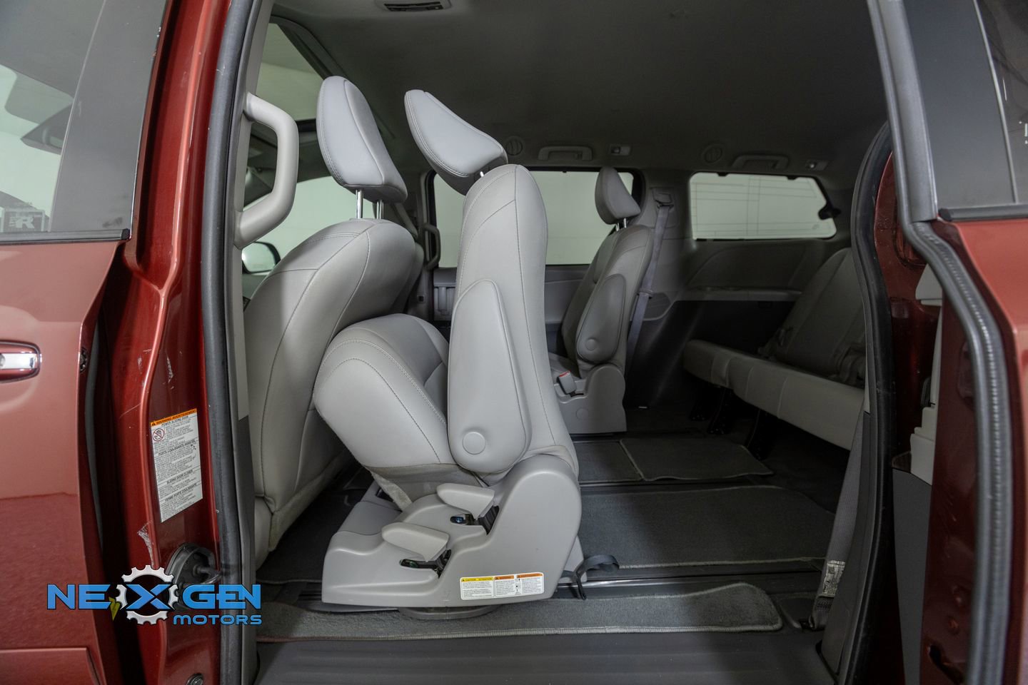 Used 2019 Toyota Sienna XLE w/ XLE Navigation Package image 26