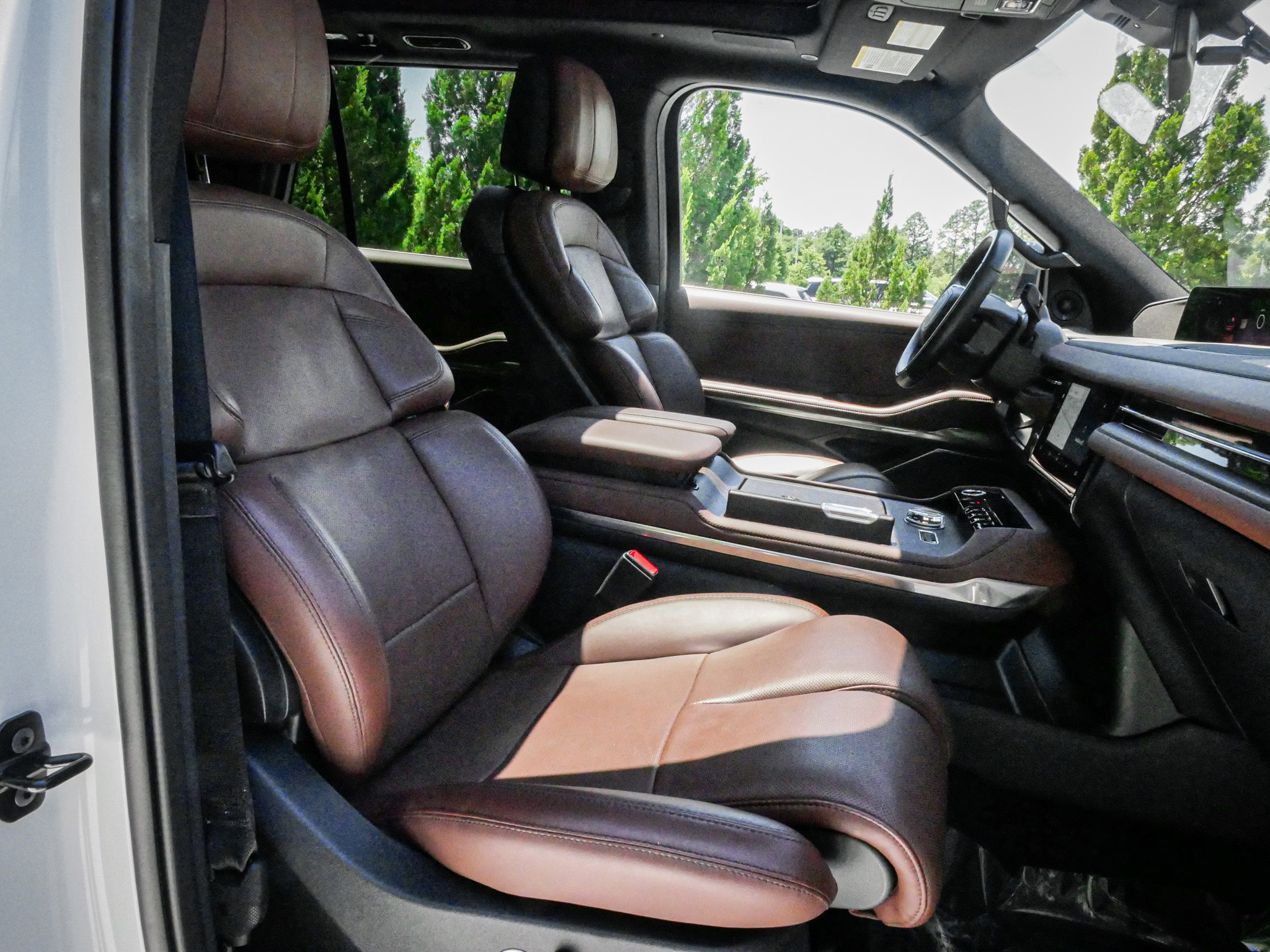 Used 2025 Lincoln Navigator Reserve AWD/4WD image 33
