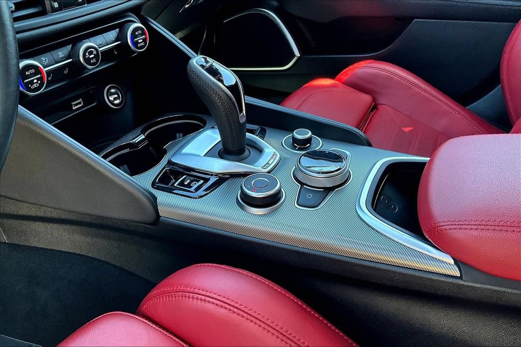 Used 2022 Alfa Romeo Giulia Veloce RWD image 17