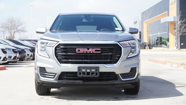Used 2024 GMC Terrain SLE image 2