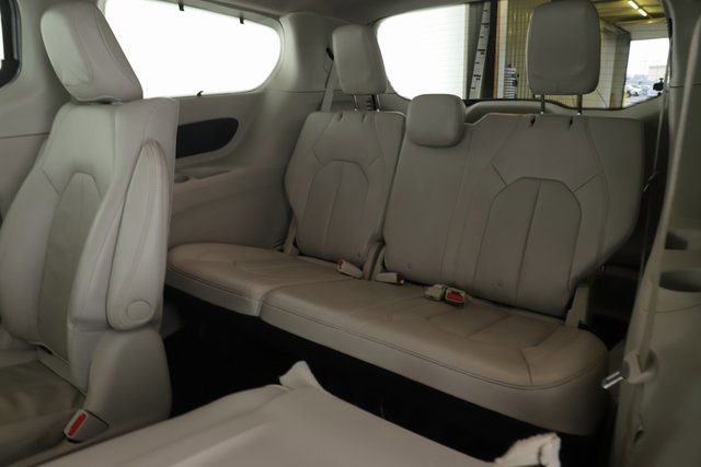 Used 2021 Chrysler Pacifica Touring-L image 28