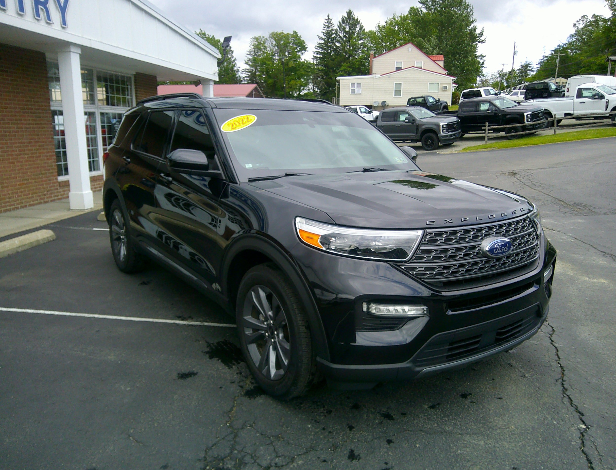 Used 2022 Ford Explorer XLT w/ Equipment Group 202A AWD/4WD image 4