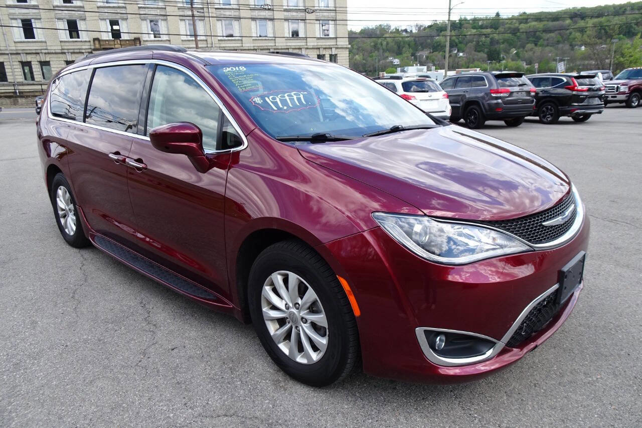 Used 2018 Chrysler Pacifica Touring Plus FWD image 4