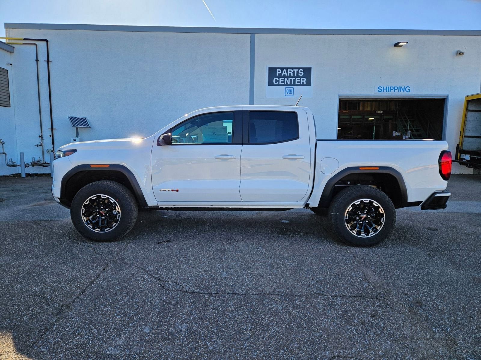 New 2026 GMC Canyon AT4 w/ AT4 Premium Package AWD/4WD image 2