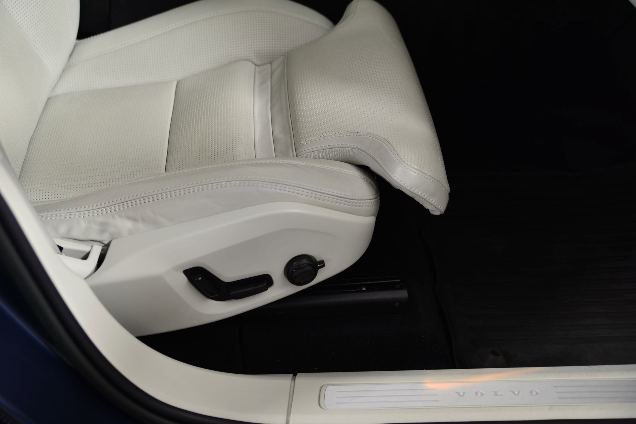 Used 2023 Volvo XC60 B5 Ultimate w/ Climate Package image 10