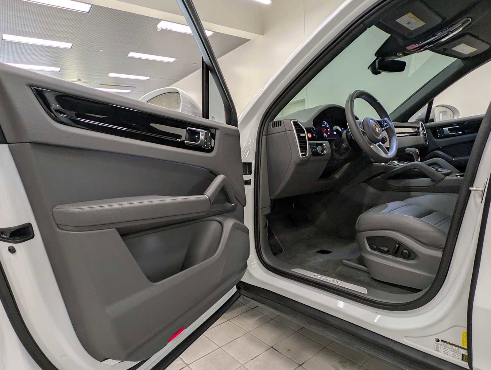 Used 2023 Porsche Cayenne Coupe image 22