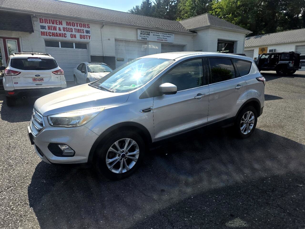Used 2017 Ford Escape SE image 2