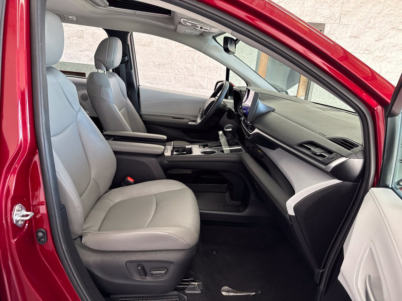 Used 2026 Toyota Sienna XLE FWD image 48
