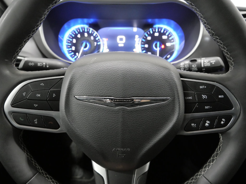 Used 2025 Chrysler Pacifica Select FWD image 16