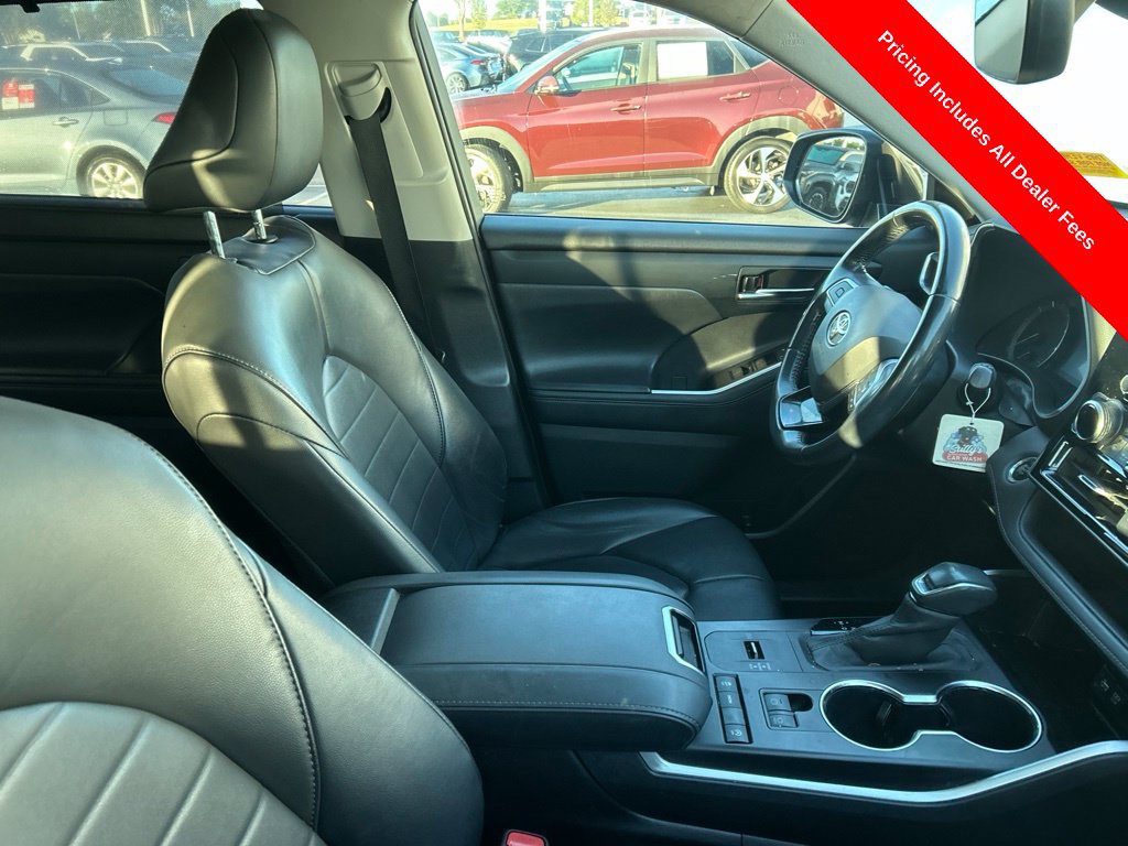 Used 2020 Toyota Highlander XLE FWD image 4