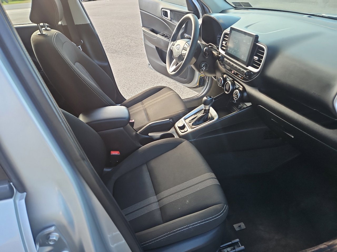 Used 2020 Hyundai Venue SEL image 16