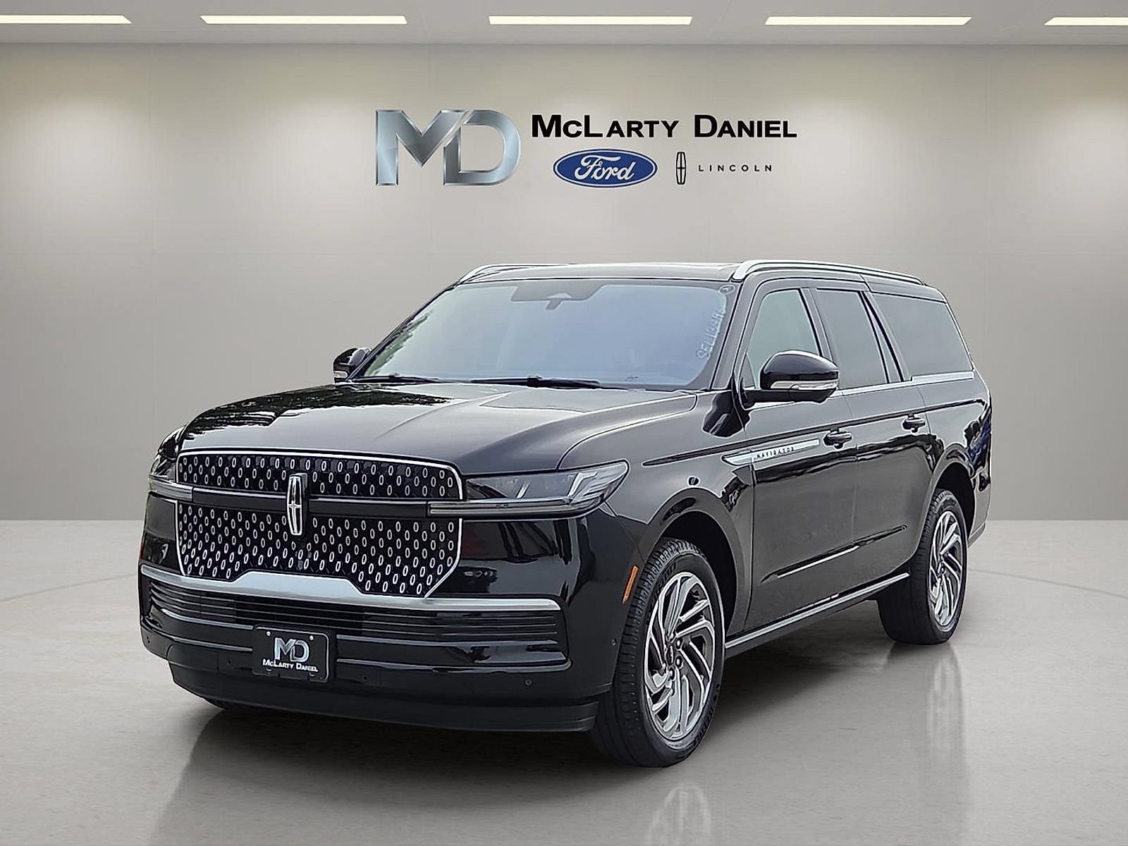 Used 2025 Lincoln Navigator L Reserve AWD/4WD image 2