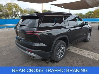 Used 2025 Chevrolet Traverse LT image 4