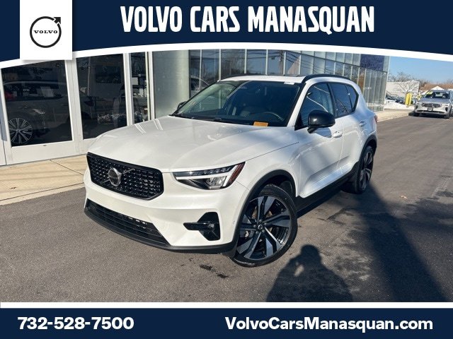 Certified 2025 Volvo XC40 B5 Plus AWD/4WD image 1