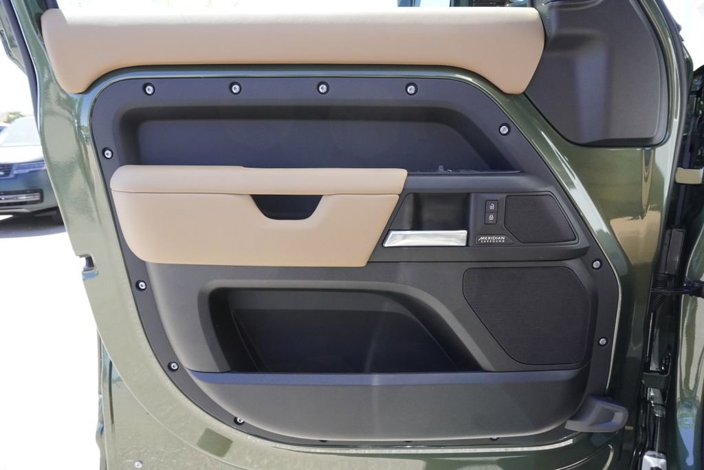 New 2026 Land Rover Defender 130 X-Dynamic SE image 17