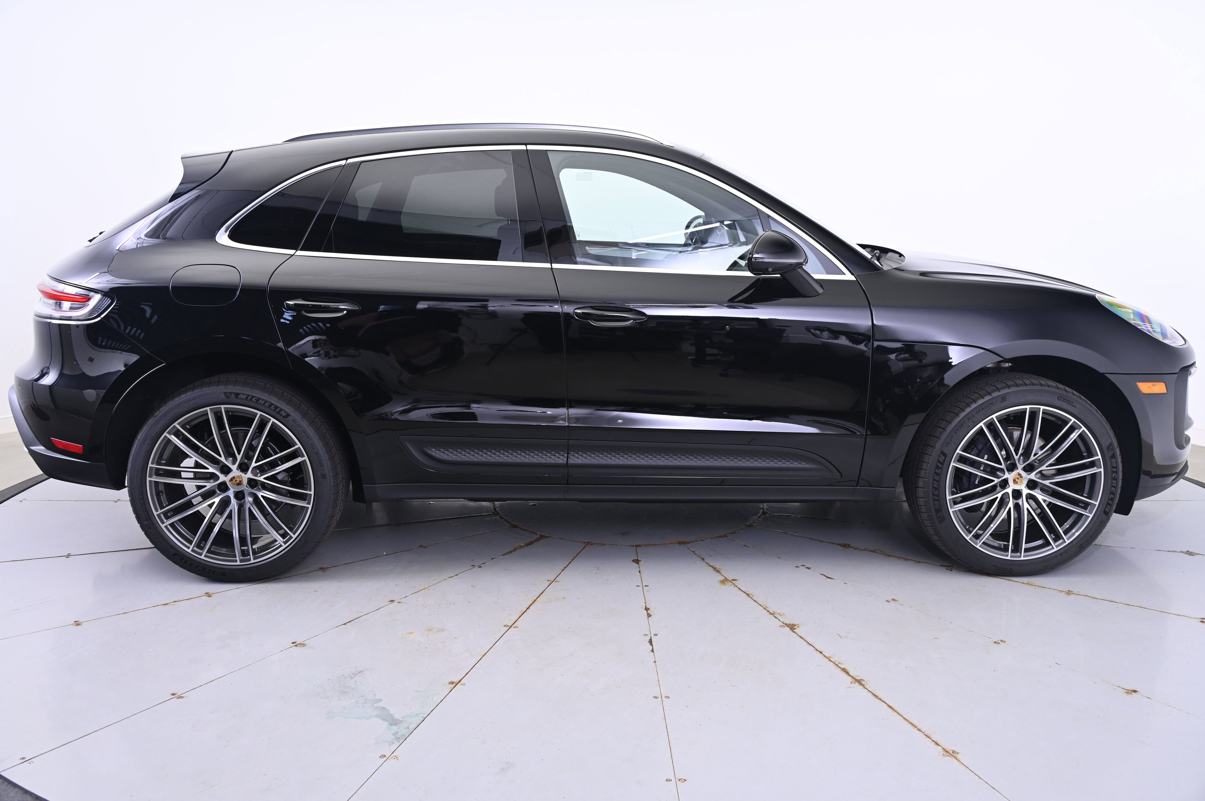 Certified 2025 Porsche Macan image 8