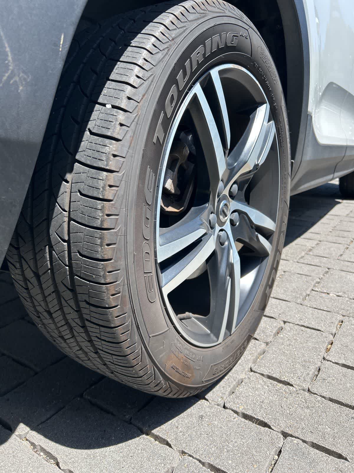 Used 2019 Volvo XC40 T4 R-Design FWD image 9