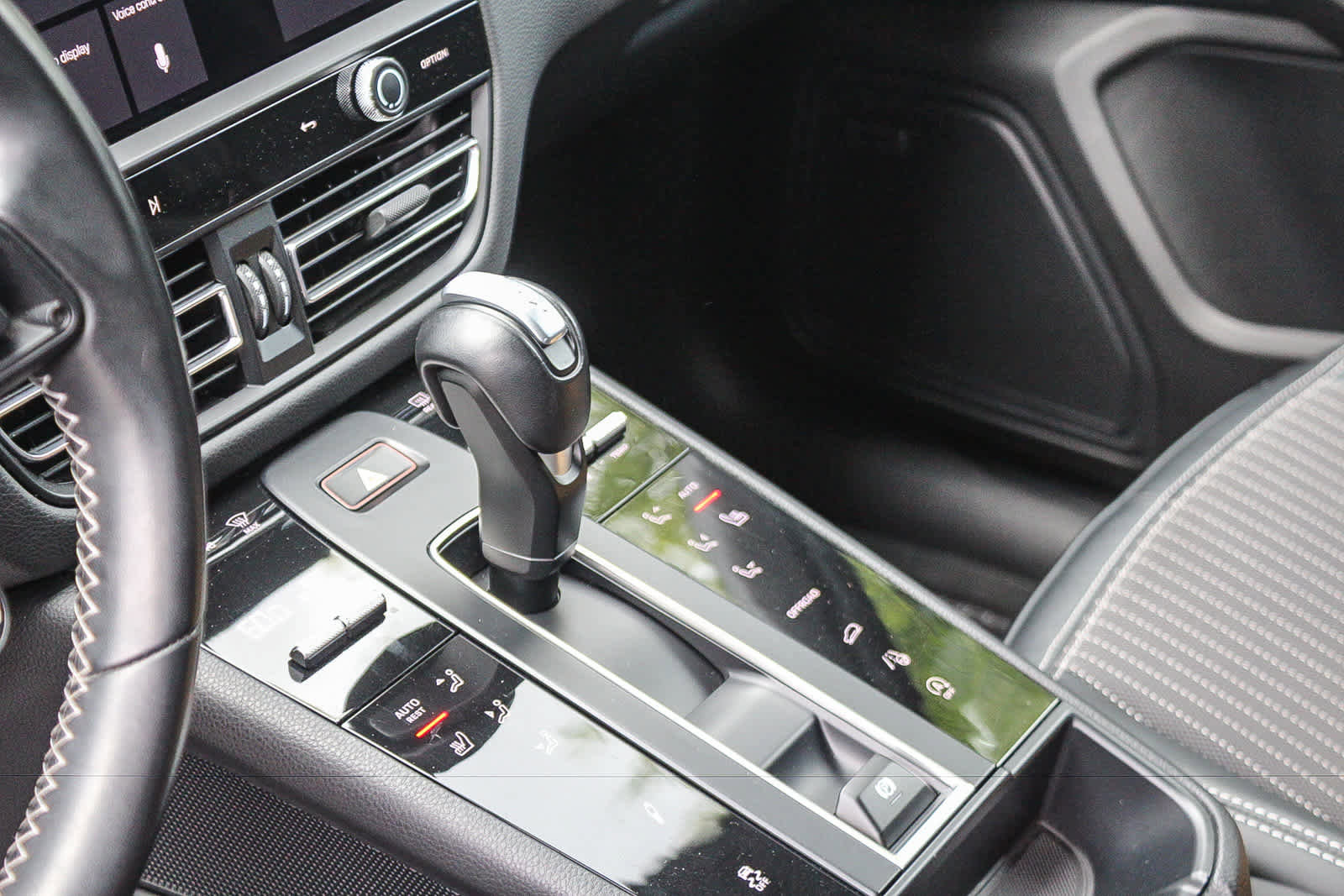 Used 2024 Porsche Macan Turbo AWD/4WD image 18