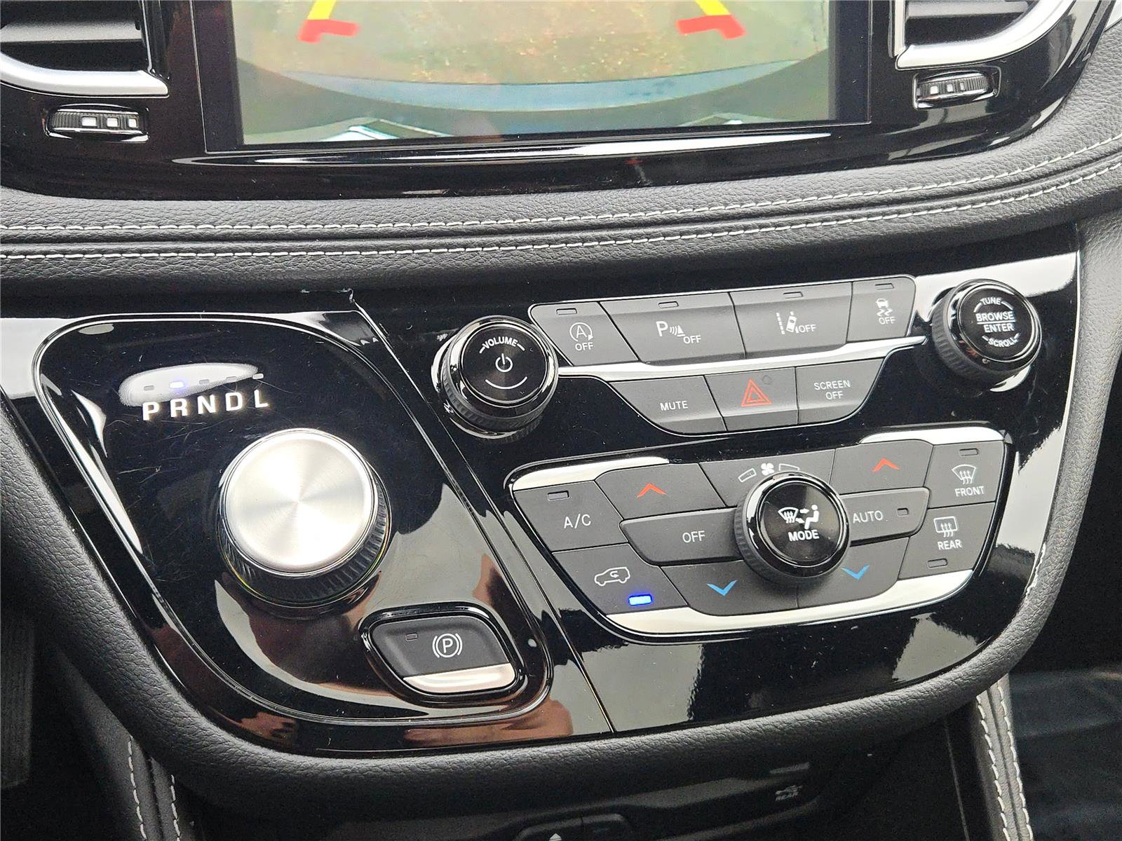 Used 2025 Chrysler Pacifica Limited w/ Uconnect Theater Family Group image 31