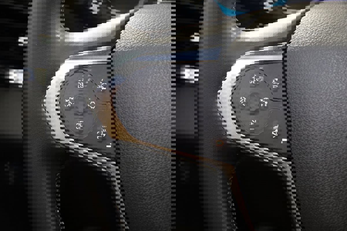 Used 2023 Chevrolet Traverse RS image 35