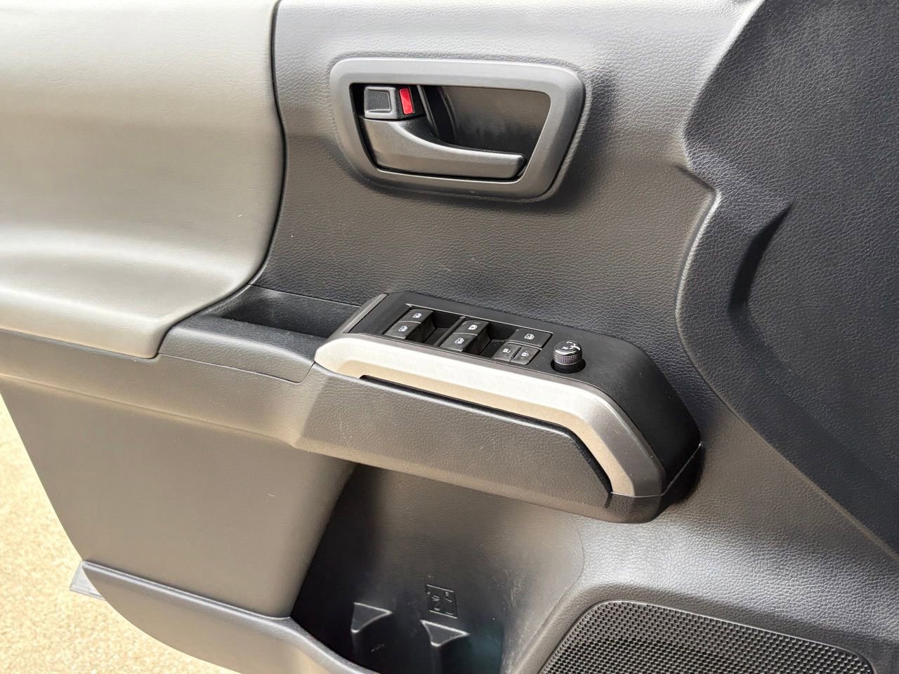 Used 2019 Toyota Tacoma SR5 AWD/4WD image 29