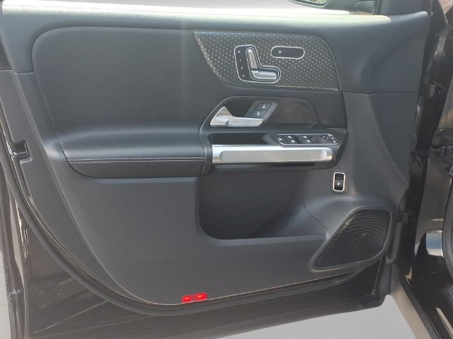 Used 2024 Mercedes-Benz GLB 250 4MATIC w/ Exclusive Package image 8
