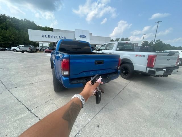 Used 2018 Toyota Tacoma TRD Sport AWD/4WD image 16