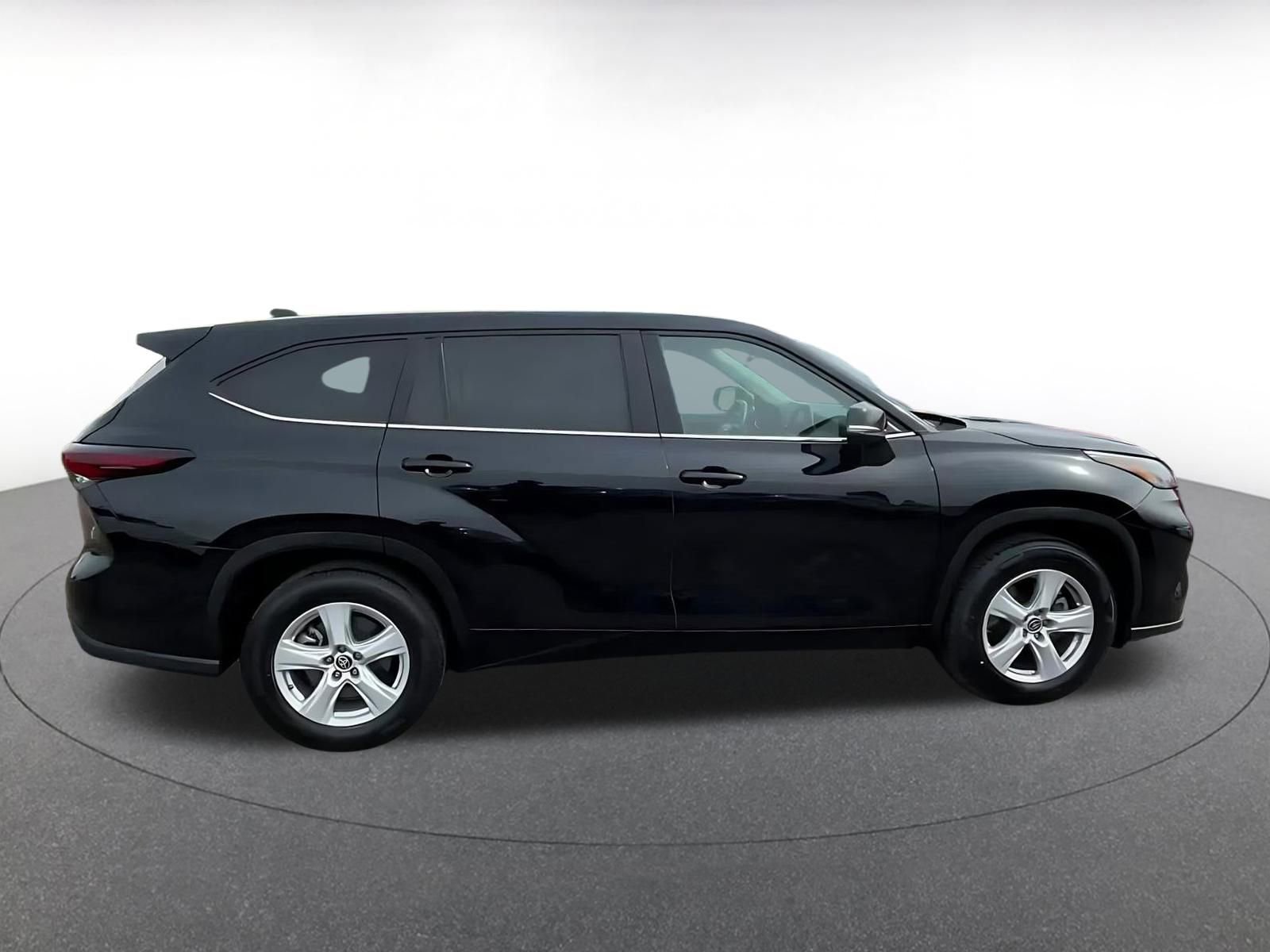 Used 2025 Toyota Highlander LE image 16