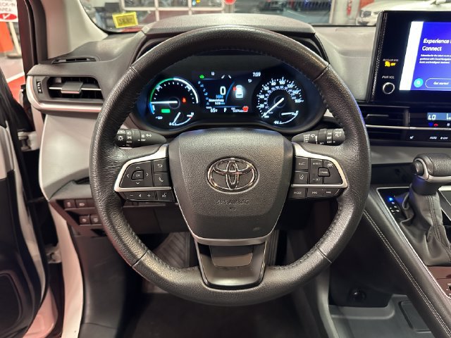 Certified 2025 Toyota Sienna XLE FWD image 17