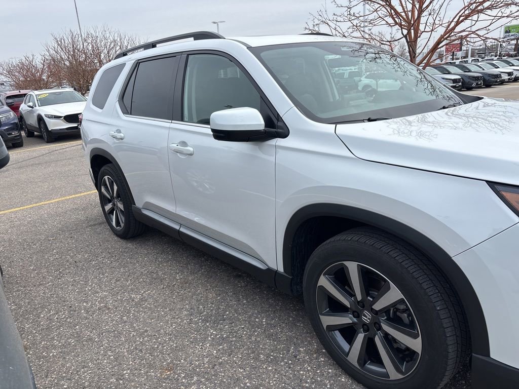Used 2025 Honda Pilot Touring image 2