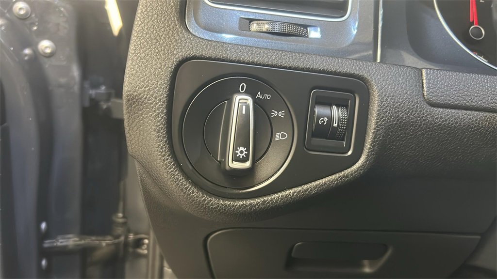 Used 2019 Volkswagen e-Golf SE w/ Driver Assistance Package image 26