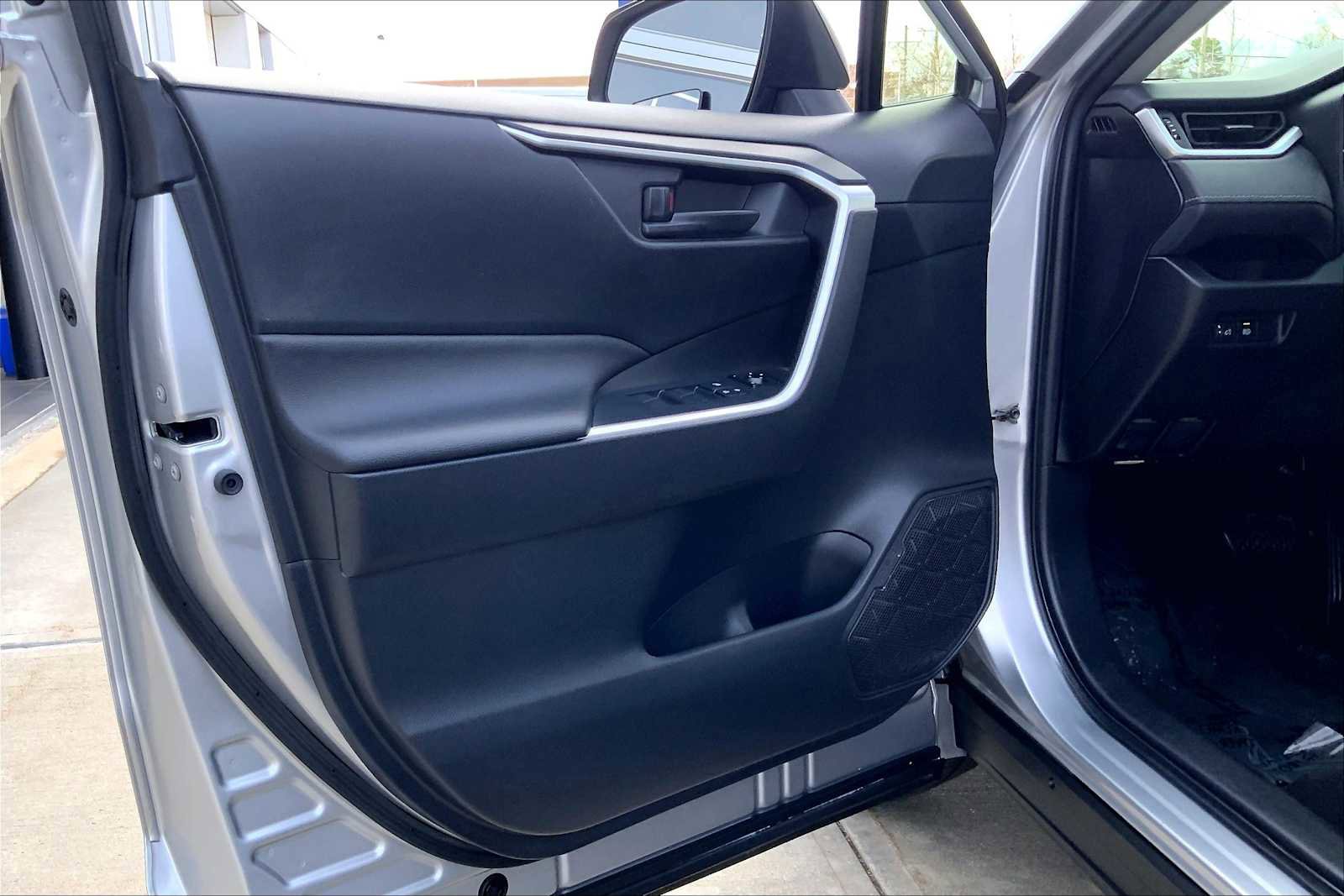 Used 2019 Toyota RAV4 LE w/ All Weather Liner Package AWD/4WD image 21