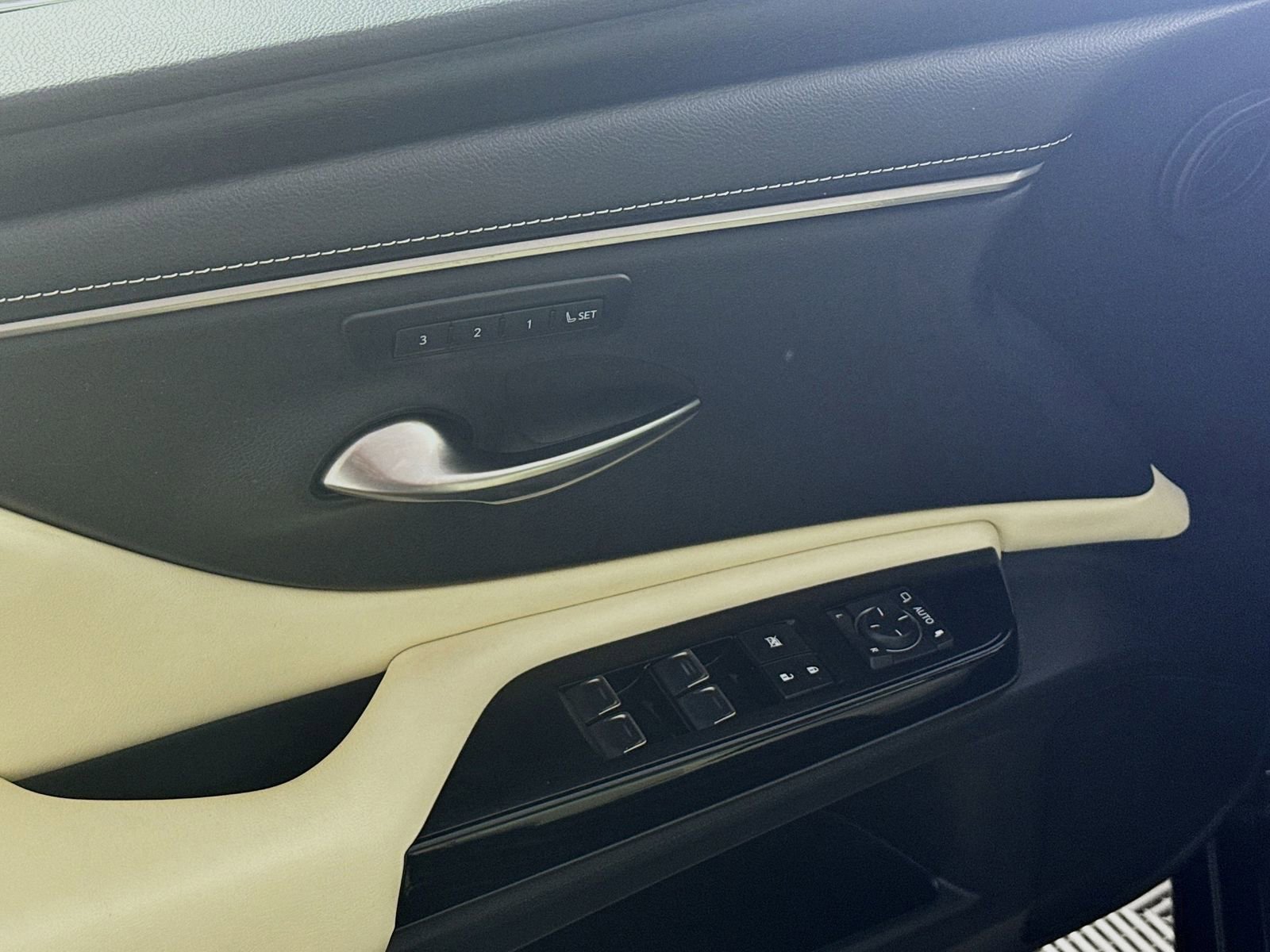 Used 2022 Lexus ES 300h w/ Premium Package image 8