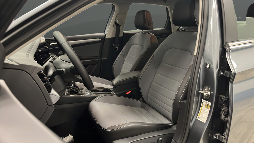 Used 2025 Volkswagen Jetta SE w/ Sunroof Package FWD image 9