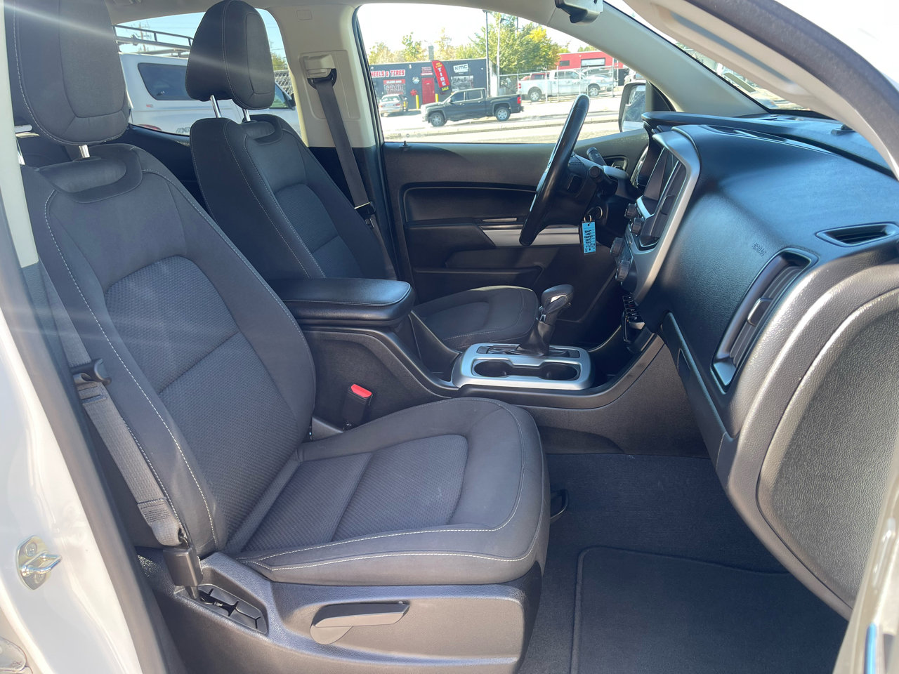 Used 2022 Chevrolet Colorado LT w/ Safety Package image 17