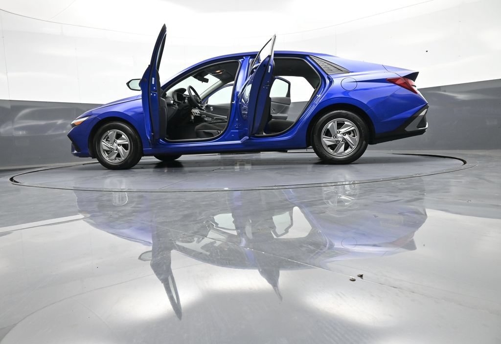 Certified 2025 Hyundai Elantra SE FWD image 48