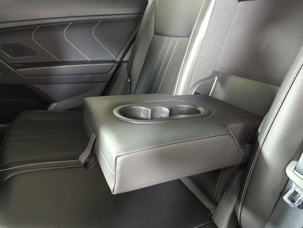 Used 2022 Volkswagen Tiguan SE R-Line image 32