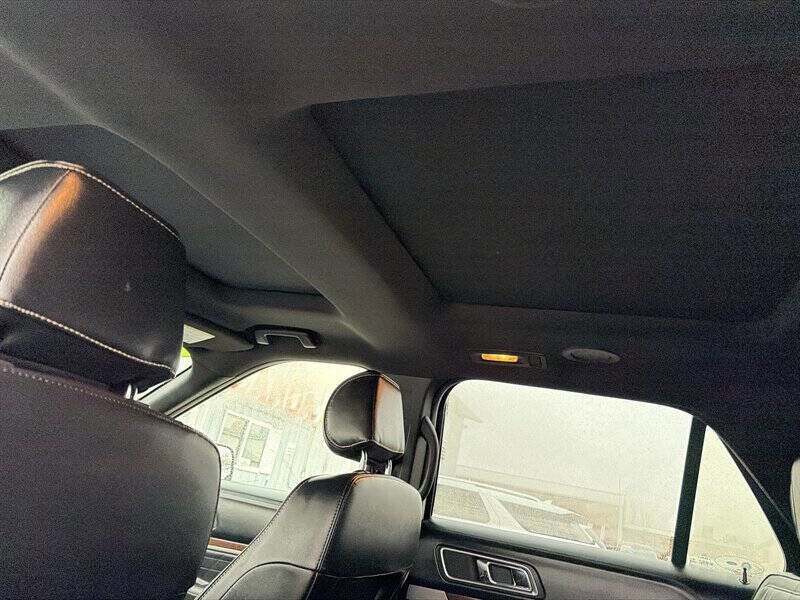 Used 2017 Ford Explorer Platinum image 12