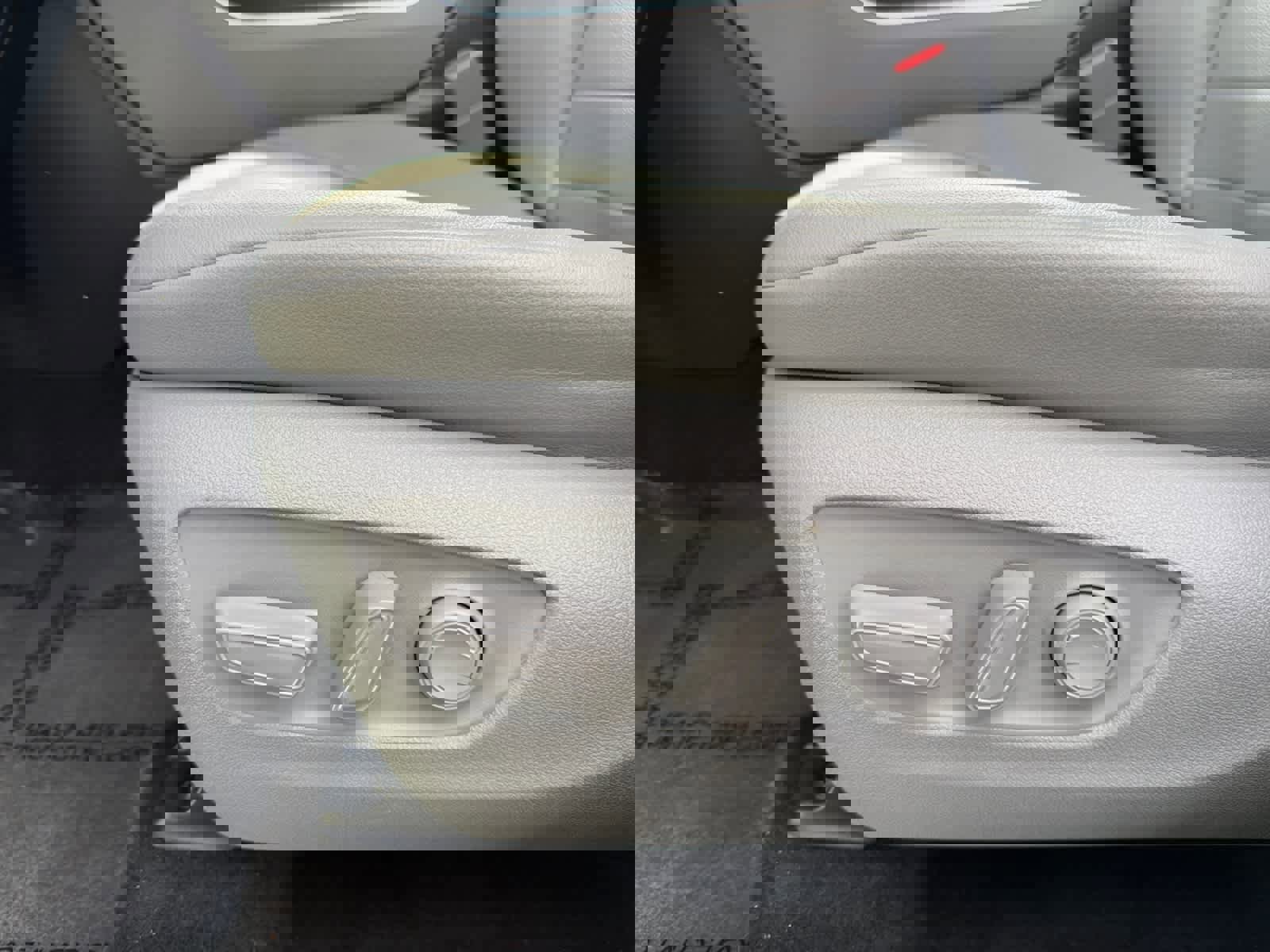 Used 2021 Toyota Highlander XLE image 25