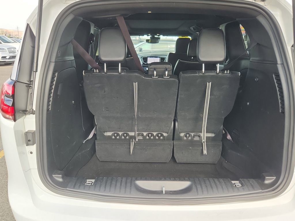 Used 2025 Chrysler Pacifica Limited FWD image 13