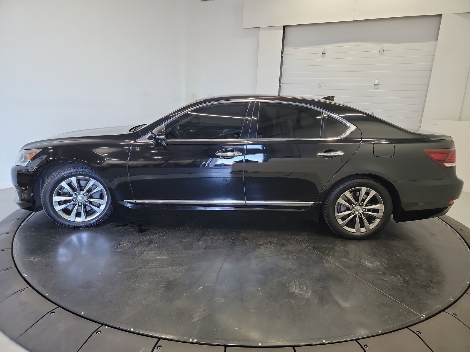 Used 2016 Lexus LS 460 AWD w/ Comfort Package image 4
